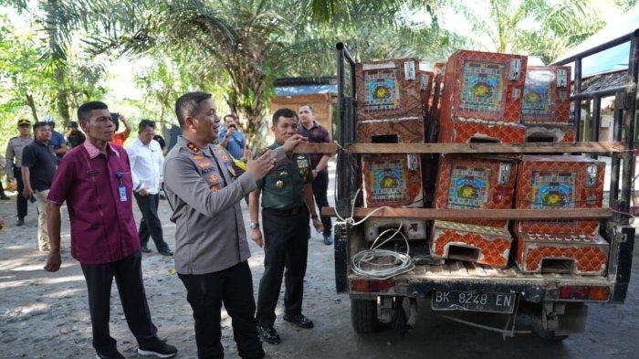 Kepala BNNP Sumut Brigjen Toga Habinsaran Panjaitan (kiri), Kapolda Sumut Irjen pol Agung Setya Imam Effendi (tengah) dan Pangdam I Bukit Barisan Mayjen Mochamad Hasan Hasibuan, berada di dekat mobil yang mengangkut mesin judi jackpot yang ditemukan di kawasan Tanjung Pamah, Desa Namorube Julu, Kecamatan Kutalimbaru, Deliserdang. (Ho)