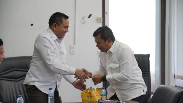 Bupati Pakpak Bharat Franc Bernhard Tumanggor bertemu Kepala Balai Prasarana Permukiman Wilayah (BPPW) Sumut II Syafriel Tansier di Medan, Senin (12/6/2023). Pertemuan ini membahas beberapa hal penting di antaranya tindak lanjut pembangunan intake dan pipa transmisi SPAM Sapo Pulo dari BWS II Sumut dan kelanjutan pembangunan pipa distribusi yang dilakukan oleh Dirjen Cipta Karya melalui BPPW Sumut II. (Diskominfo)
