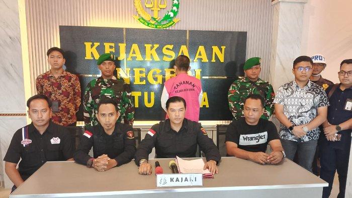 DITAHAN JAKSA: Kepala Dinas Kominfo Provinsi Sumatera Utara, Ilyas Sitorus (53) ditahan oleh Kejaksaan Negeri (Kejari) Batubara dalam perkara dugaan tindak pidana korupsi pengadaan software perpustakaan digital dan media pembelajaran sekolah dasar (SD) dan Sekolah Menengah Pertama (SMP) di Dimas Pendidikan Kabupaten Batubara tahun anggaran 2021, Jumat (11/4/2025).