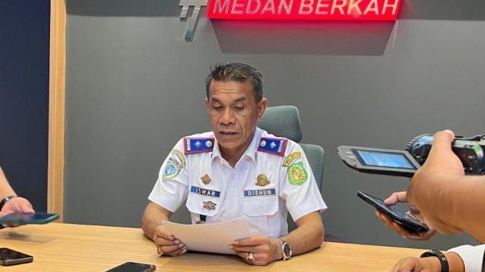 Kepala Dinas Perhubungan Kota Medan Iswar Lubis saat diwawancara di Gedung ATCS, Jalan Balai Kota Medan, Senin (30/12/2024). Dikatakannya, Mulai 1 Januari 2025 Penggunaan bus listrik Pemko Medan dikenakan tarif.  (Tribun Medan/Anisa)