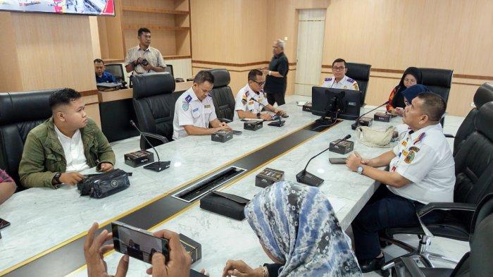 Kepala Dinas Perhubungan Sumatera Utara, Agustinus, Kepala Bidang Dishub dan Dinas Kominfo temu pers membahas informasi persiapan mudik perayaan Natal 2024 dan Tahun Baru 2025 di Aula Lantai II, Kantor Gubernur Sumut, Kamis (5/12/2024) 