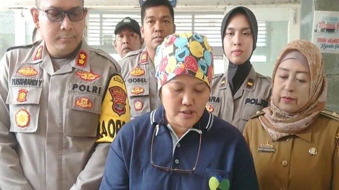 HASIL OTOPSI DUA JENAZAH TANPA KEPALA, TANGAN DAN KAKI:  Kepala Instalasi Forensik dan Pemulasaran Jenazah RS Bob Bazar Kalianda dr Andriyani mengatakan otopsi sementara sudah dilakukan terhadap kedua jenazah tersebut. Otopsi tersebut dilakukan bersama tim Disaster Victim Investigation (DVI) dan Bidang Kedokteran dan Kesehatan (Biddokes) Polda Lampung pada Senin (11/9/2023) pagi. dr Andriyani mengatakan, dari hasil visum et repertum diketahui perkiraan waktu kematian kedua jenazah sekitar dua minggu dan sesudah makan. (HO)