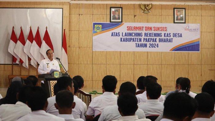 Wakil Bupati Pakpak Bharat, H Mutsyuhito Solin, Dr, M.Pd bersama Kepala Kantor Cabang Bank Sumut Sidikalang, Edy Primsa Brahmana melaunching Rekening Kas Desa Pada Bank Sumut Tahun 2024 di Aula Bale Sada Arih, Kantor Bupati Pakpak Bharat, Sumut, hari ini Rabu (29/5/2024). (Diskominfo Pakpak Bharat)