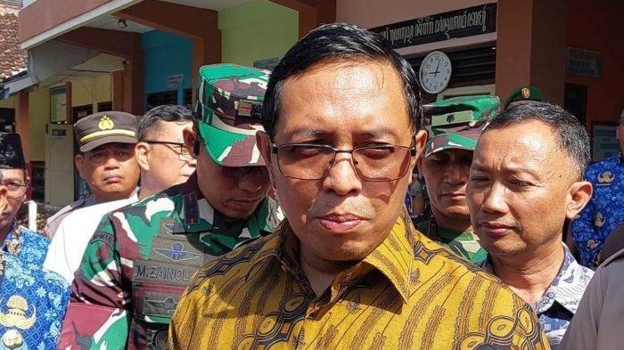 HASAN NASBI - Kepala Komunikasi Presiden, Hasan Nasbi saat menemui wartawan usai meninjau pelaksanaan program makan bergizi gratis di SDN Sinduadi Timur, Kapanewon Mlati, Kabupaten Sleman, Jumat (17/01/2025). Hasan Nasbi sempat komentari soal teror kepala babi, sebut dimasak aja