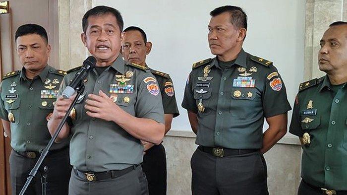 Kepala Staf TNI Angkatan Darat (KSAD) Jenderal TNI Maruli Simanjuntak menanggapi tudingan Ketua Umum PDIP Megawati Soekarnoputri soal dugaan adanya intimidasi yang dilakukan oleh personel TNI-Polri kepada masyarakat selama kampanye Pemilu 2024. Kasad Maruli menyarankan Megawati Soekarnoputri melaporkan dugaan adanya intimidasi yang dilakukan oleh oknum aparat kepada masyarakat selama kampanye Pemilu 2024 tersebut. Foto Kepala Staf TNI Angkatan Darat (KSAD) Jenderal Maruli Simanjuntak (berdiri paling depan) saat memberikan keterangan pers di Balai Kartini, Jakarta, Senin (5/2/2024). (KOMPAS.com/NICHOLAS RYAN ADITYA)