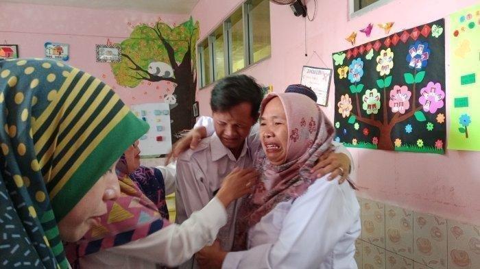 Guru-guru memeluk guru honorer Mohammad Reza Ernand yang batal dipecat. Awalnya Reza dipecat karena membongkar aksi gratifikasi atau pungutan liar (pungli) saat Penerimaan Peserta Didik Baru (PPDB) 2023.