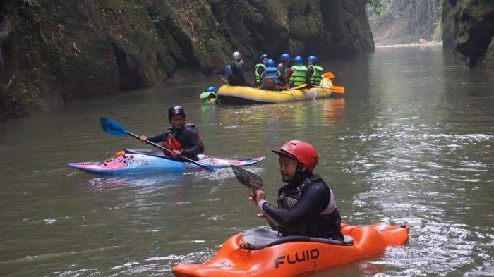 Keseruan wisatawan saat menjajal arung jeram Bahkuo di perbatasan Siantar dan Simalungun.
 
 