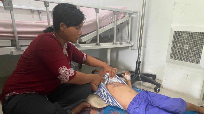 Kesmida Hutasoit merawat R, bocah yatim yang dianiaya tantenya hingga menyebabkan luka bakar di dada dan punggung, Minggu (8/10/2023).