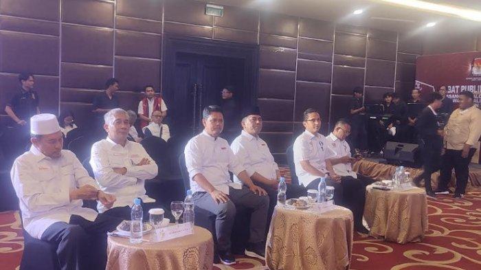 Ketiga paslon Wali Kota Medan tiba di ruangan debat, Jumat (8/11/2024). Ketiganya kompak kenakan pakaian warna putih.