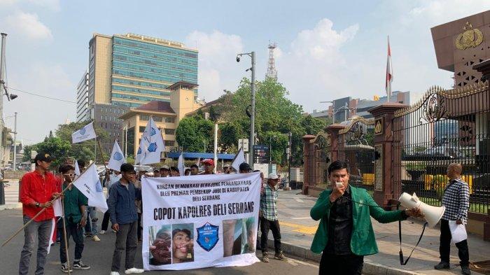 Ketua DEMA SU, Mahdayan Tanjung saat mengelar aksi demo di depan Mabes Polri di Jakarta Pusat, beberapa waktu lalu