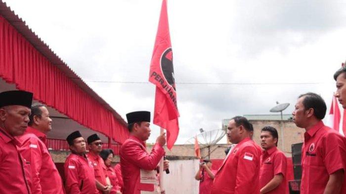 Disaksikan Ketua DPD PDI Perjuangan Sumut Drs Rapidin Simbolon MM, Ketua DPC PDI Perjuangan Humbang Hasundutan Oloan Paniaran Nababan menyerahkan bendera pataka kepada Nikodemus Munte pertanda resmi sebagai Ketua PAC PDI Perjuangan Kecamatan Dolok Sanggul Humbang Hasundutan di Kantor DPC PDI Perjuangan Humbahas, Selasa (7/11/2023).
