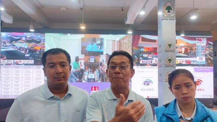 Ketua DPD Gerindra Sumut Gus Irawan Pasaribu sekaligus Dewan Pembina Tim Kampanye Daerah (TKD) Pranowo - Gibran Sumut (tengah) saat bersama Ketua TKD Sumut Ade Jona Prasetyo (kiri) saat diwawancarai.