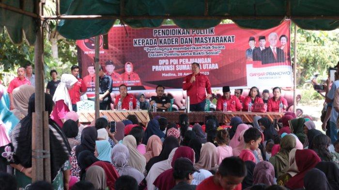 Ketua DPD PDI Perjuangan Sumut Rapidin Simbolon menyapa warga Madina, Rabu (30/8/2023)