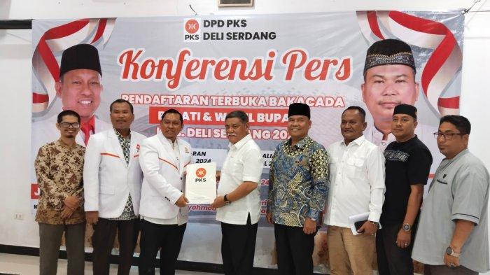 Ketua DPD PKS Deli Serdang, Junaidi Parapat menerima berkas pendaftaran Bakal Calon Bupati Deli Serdang, M Ali Yusuf Siregar di kantornya beberapa waktu lalu. 