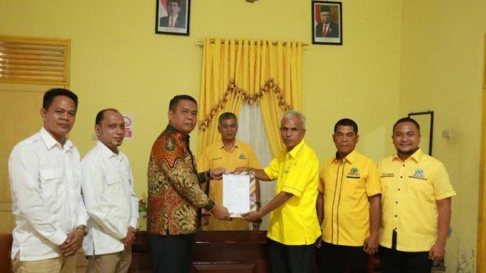 Ketua DPRD Asahan, Baharuddin Harahap daftarkan diri sebagai bakal calon kepala daerah Asahan periode 2024-2029 ke Kantor Golkar di Jalan Akasia, Kisaran Barat, Selasa (23/4/2024). 