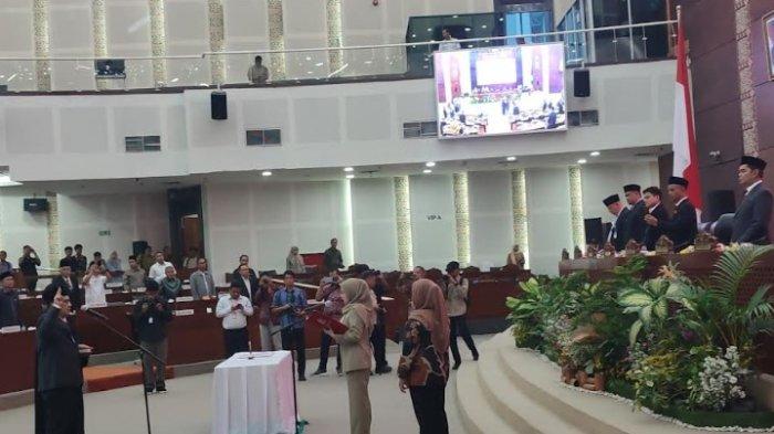 ANGGOTA DPRD: Ketua DPRD Medan Erni saat melantik Agustinus Zega sebagai anggota DPRD Sumut dari Fraksi Partai Demokrat Indonesia (PDI) Perjuangan. Zega mengganti posisi Yustina Repi.