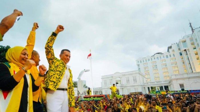 Ketua Golkar Sumut Musa Rajekshah saat diarak oleh para pendukung.
