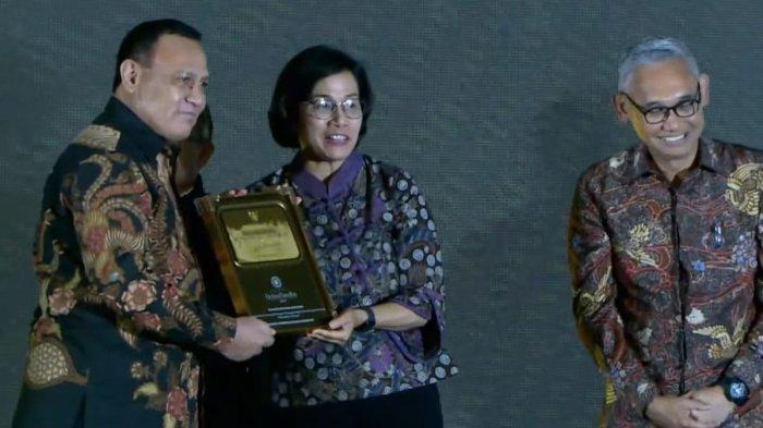Ketua KPK Firli Bahuri terima penghargaan dari Menteri Keuangan Sri Mulyani dalam acara Anugerah Reksa Bandha, di Kantor Kemenkeu, Jakarta, Rabu (22/11/2023). Firli Bahuri di hari yang sama ditetapkan sebagai tersangka kasus pemerasan