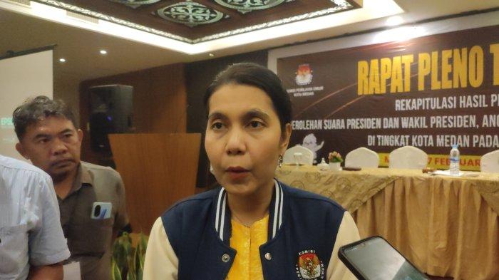 Ketua KPU Medan Mutia Atiqah saat diwawancarai usai pelaksanaan rapat pleno penetapan hasil pemilu.