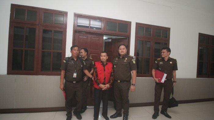 Ketua STKIP Al-Maksum Dr Muhammad Sadri mengenakan rompi berwarna merah usai resmi ditahan Kejaksaan Tinggi Sumatera Utara, Selasa (13/8/2024). Ia ditangkap diduga korupsi bantuan biaya hidup mahasiswa yang digelontorkan Kementerian Pendidikan dan Kebudayaan (Kemendikbud) melalui Program Indonesia Pintar tahun 2020 hingga tahun 2023.