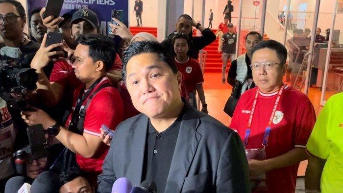 MENANG LAWAN ARAB - Ketua Umum PSSI Erick Thohir tersenyum setelah Timnas berhasil menang 2-0 lawan Arab Saudi, 19 November 2024.