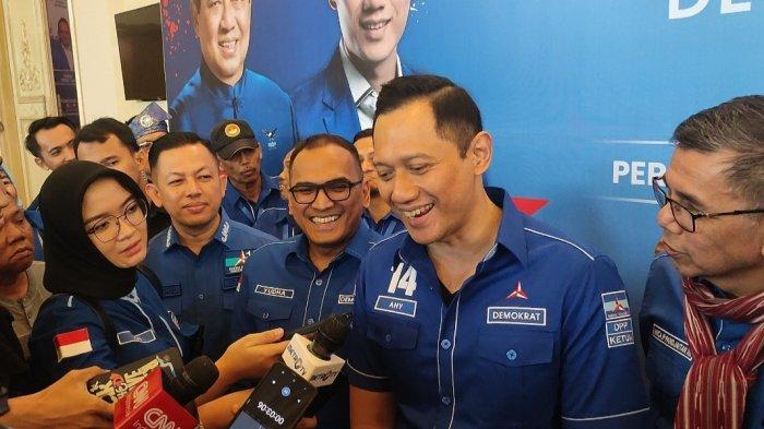 Ketua Umum Partai Demokrat Agus Harimurti Yudhoyono (AHY) usai membakar semangat para kader Demokrat yang maju sebagai anggota legislatif saat konsolidasi partai yang berlangsung di Medan, Rabu (27/12/2023).