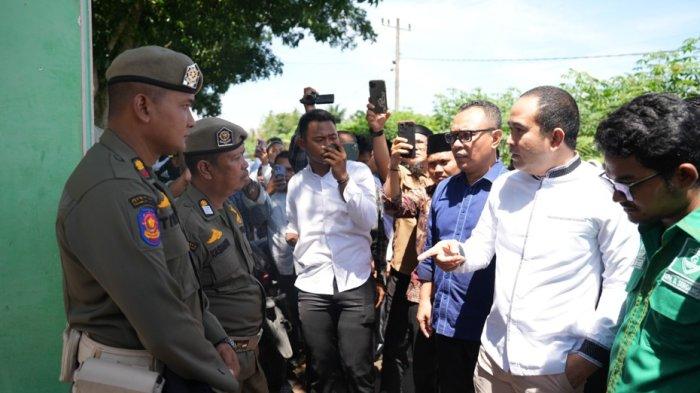 AKHIRNYA DIBUKA : Ketua dan Wakil Ketua DPRD Deli Serdang, Zakky Shahri dan Hamdani Syahputra berdialog dengan Satpol PP dan meminta agar membuka pintu gerbang MTs Petumbukan Galang, Senin (14/7/2025). Gerbang digembok dan disegel sejak satu hari sebelumnya