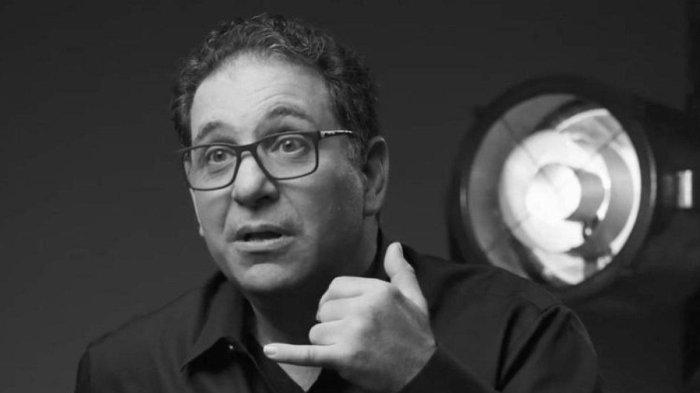 Kevin Mitnick salah satu hacker atau penjahat dunia maya yang paling dicari oleh Federal Bureau of Investigation (FBI).