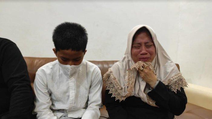 Khairani Anwar (38,  ibu siswa SMA MAN 1 Medan korban dugaan penyiksaan yang dilakukan alumni dan teman sekolah beberapa hari lalu, saat diwawancarai, Sabtu (25/11/20230. Ia menduga penyiksaan karena anaknya tolak bergabung ke geng dan berteman dengan murid sekolah lain.