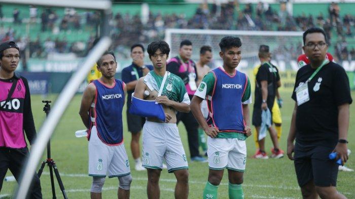 Pemain PSMS Medan, Kim Jin Sung (tengah) mengalami cidera dislokasi di bahu kanan saat menghadapi Sriwijaya FC di Stadion Teladan, Kota Medan, Senin (23/10/2023) lalu.
