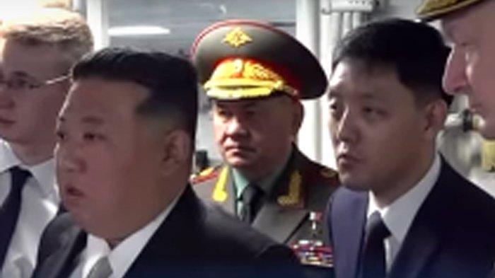 TERPUKAU: Kim Jong Un terpukau saat berkunjung ke pabrik pesawat strategis dengan nuklir dan rudal hipersonik didampingi Menteri Pertahanan Sergei Shoigu di Knevichi, Rusia. (tangkapan layar video)