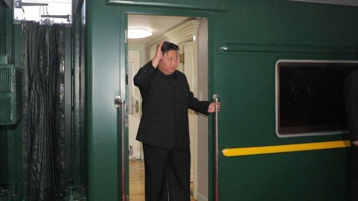 Gambar yang diambil pada 10 September 2023 dan dirilis dari Kantor Berita Pusat Korea (KCNA) resmi Korea Utara pada 12 September 2023 ini menunjukkan pemimpin Korea Utara Kim Jong Un (tengah) melambaikan tangan saat ia berangkat dengan kereta api dari Pyongyang untuk berkunjung ke Rusia. Pemimpin Korea Utara Kim Jong Un sedang dalam perjalanan ke Rusia dengan kereta lapis baja untuk bertemu Presiden Vladimir Putin, media pemerintah melaporkan pada 12 September, dengan diskusi tatap muka yang kemungkinan terfokus pada penjualan senjata. (STR/KCNA VIA KNS/AFP)