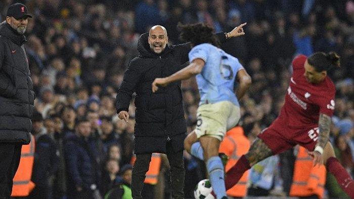 Pep Guardiola (tengah) bereaksi dalam pertandingan Man City melawan Liverpool bersama Juergen Klopp (kiri) di Etihad Stadium (22/12/2022). Man City gagal pecah rekor kemenangan kandang berusia 131 tahun, Pep nikmati permainan Liverpool.