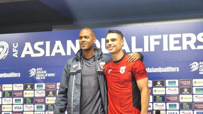 Pelatih timnas Indonesia, Patrick Kluivert (kiri) dan pemain Joey Pelupessy, saat memberikan keterangan kepada media jelang melawan Jepang, Senin (9/6/2025).