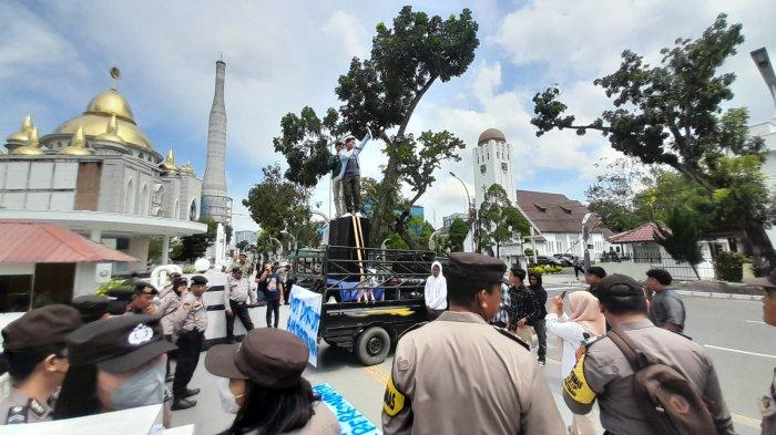 Koalisi Pemerhati Indonesia Raya (KAPIR) menggelar aksi di depan kantor Gubernur Sumatra Utara, Jalan Pangeran Diponegoro Medan, Selasa (28/11/2023). Mereka menuntut Pj Gubernur Sumut Hassanudin untuk mencopot Direktur Utama PDAM Tirtanadi Sumatera Utara Kabir Bedi.