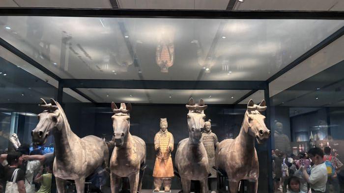 Sebuah koleksi di Terakota Army, tempat wisata utama di Kota Xi'an. Terakota dibangun raja kekaisara pertama Tiongkok sebagai tempat untuk melindungi diri sepeninggalnya.