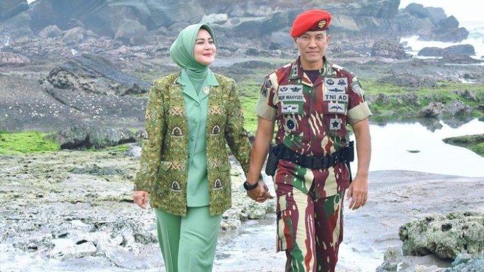 Kolonel Inf Nur Wahyudi, dan istrinya Juliana Moechtar