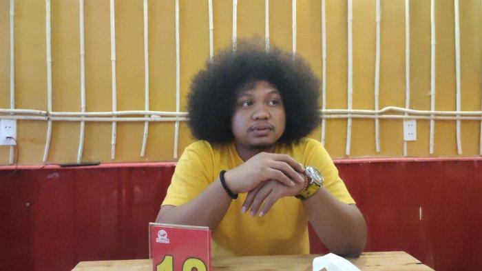 Komika Babe Cabita saat ditemui di Cafe Sempatin, Jalan Mongonsidi, Kecamatan Polonia, Medan, Senin (13/6/2022).