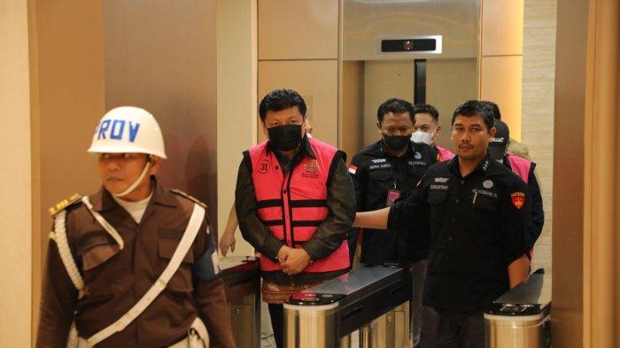 Komisaris Utama PT Sritex Iwan Setiawan Lukminto jadi tersangka kasus korupsi pemberian kredit saat digiring keluar Kejaksaan Agung, Jakarta, Rabu (21/5/2025).