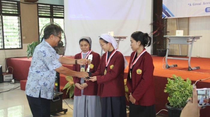 SERAHKAN HADIAH - Dekan FEB Unika Santo Thomas Medan, Kornel Munthe menyerahkan hadiah kepada pemenang  Accounting Competition 2025 di Aula Magna Unika Santo Thomas Medan, Jumat (13/6/2025).