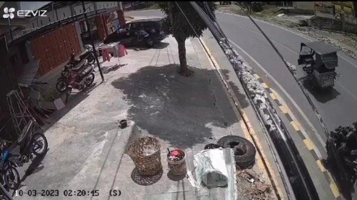 Tangkapan layar mobil perangkat Desa Aek Unsim, Kecamatan Borbor, Kabupaten Toba, Sumatera Utara yang sedang terparkir, dibobol maling. Uang tunai dana desa sebesar Rp 131 juta berhasil dibawa kabur para pelaku.