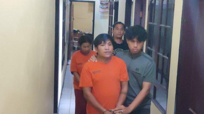 Konferensi pers yang dilakukan Kapolres Dairi, AKBP Agus Bahari (tengah) yang didampingi Wakapolres Dairi, Kompol Husnil Mubarok Daulay (kiri) dan Kasat Reskrim Polres Dairi, AKP Meetson Sitepu di ruangan Sat Reskrim Polres Dairi terkait pengungkapan kasus perampokan dengan kekerasan di Desa Silumboyah Kecamatan Siempat Nempu Hulu Kabupaten Dairi, Kamis (19/12/2024).