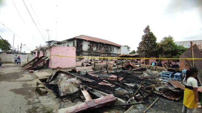 Kondisi 10 rumah yang terbakar di Jalan Pembangunan, Gang Rezeki, Kecamatan Medan Selayang, Jumat (13/10/2023). Akibat peristiwa ini dua orang luka bakar dan dirawat.
