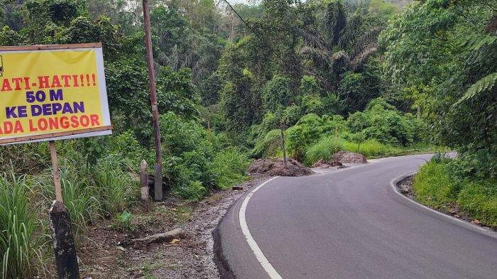 Kondisi Jalan Lintas Sidikalang - Subulussalam yang berada di Desa Tanjung Mulia Kecamatan STTU Jehe Kabupaten Pakpak Bharat yang terkikis akibat longsor, Jumat (23/2/2024).