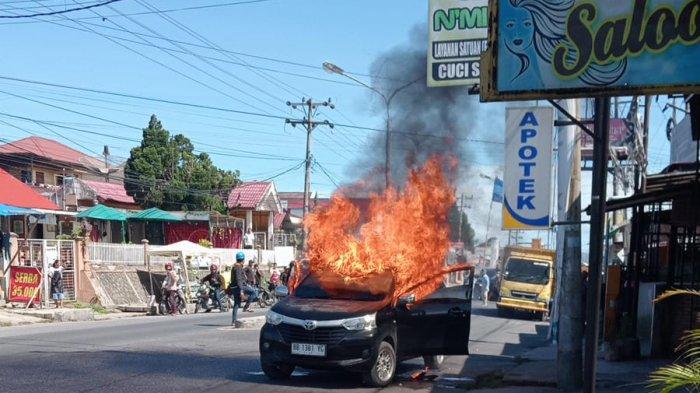 Kondisi Mobil Avanza yang habis terbakar di persimpangan antara Jalan Ahmad Yani dan Jalan Rumah Sakit Kecamatan Sidikalang Kabupaten Dairi, Kamis (19/6/2025).  