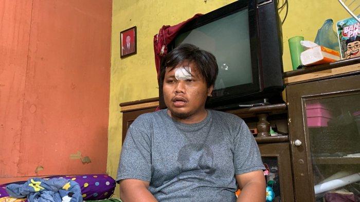 Kondisi Rico Evandes Simanjuntak, saat ditemui dikediamannya. Ia menjadi korban penganiayaan oleh puluhan orang berambut cepak, Jumat (22/12/2023).