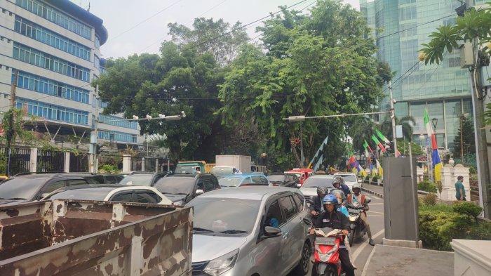 Kondisi arus lalu lintas di Jalan Kapten Maulana Lubis Macet parah, Kamis (2/5/2024). Kemacetan tersebut, disebakan Pemko Medan sedang menyiapkan nobar  Timnas U-23 di Piala Asia Indonesia vs Irak nanti malam