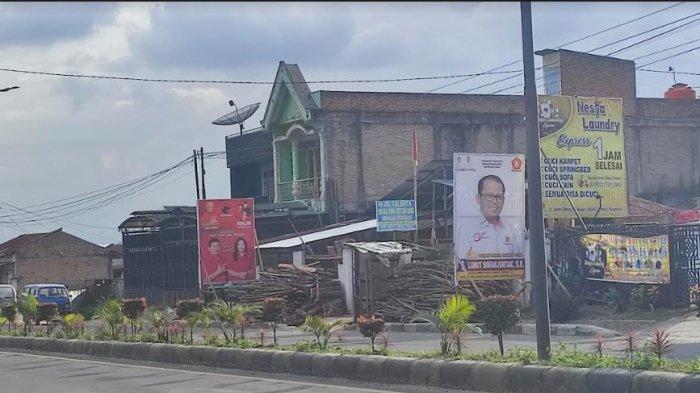 ondisi baliho Parpol dan Bacaleg yang bertebaran di kawasan Jalan Jamin Ginting, Kabanjahe, Selasa (31/10/2023). Perihal pembersihan baliho, Satpol-PP Kabupaten Karo mengaku masih menunggu koordinasi dari Bawaslu KaroR. (TRIBUN MEDAN/MUHAMMAD NASRUL)