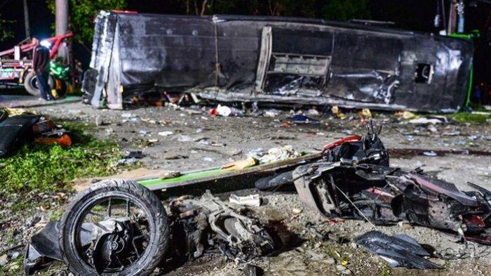 Kondisi bangkai bus dan motor yang terlibat kecelakaan di Desa Palasari, Kecamatan Ciater, Kabupaten Subang, Provinsi Jawa Barat, Sabtu (11/5/2024). (ANTARA FOTO/Raisan Al Farisi VIA KOMPAS.COM)
