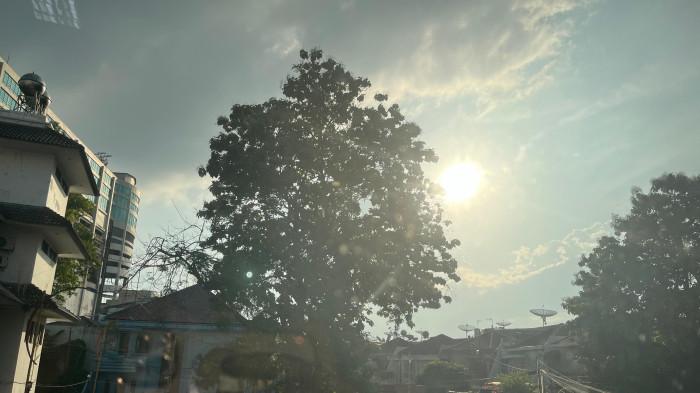 Kondisi cuaca panas di Medan, Minggu (1/7/2025). Hari ini suhunya capai 35 derajat celcius. Saat ini Sumut memasuki musim kemarau.